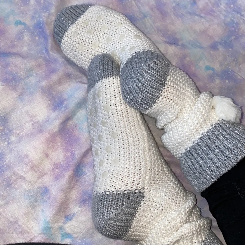 VS • Cashmere Blend Pom Pom Slipper Socks size M/L